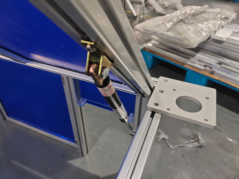 帶氣彈簧的設(shè)備防護罩