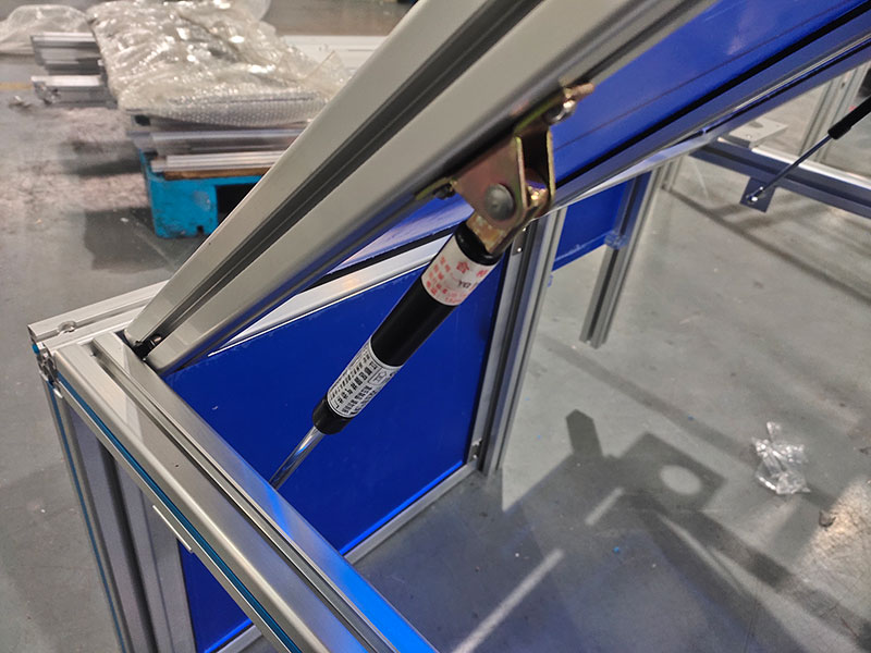 帶氣彈簧的設(shè)備防護罩